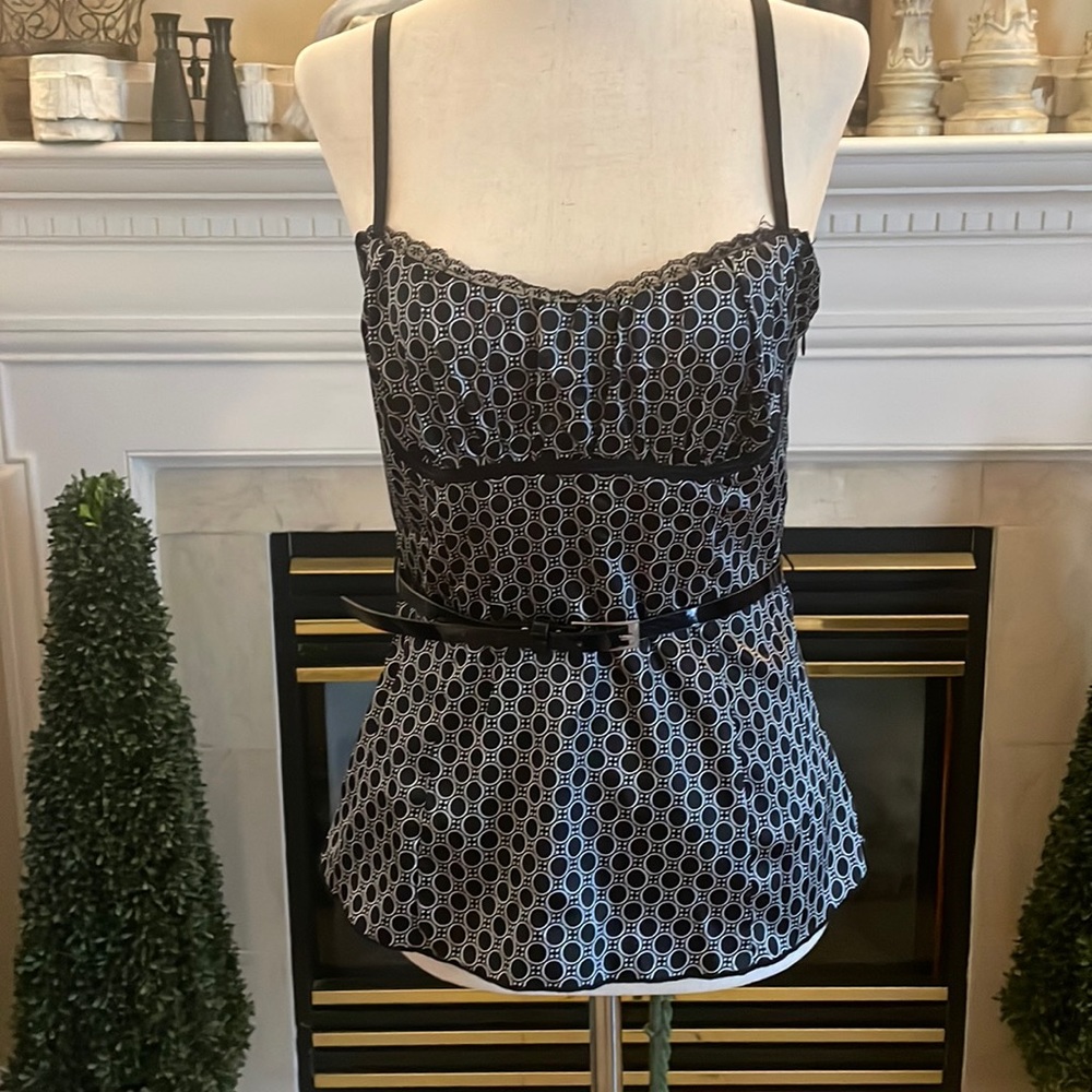 Classy camisole with lace detail and belt, zip up side